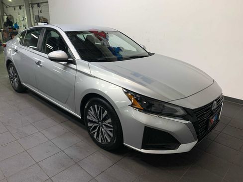 Used 2023 Nissan Altima 2.5 SV image 2