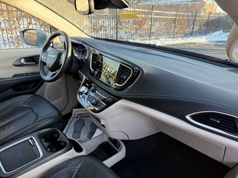 Used 2021 Chrysler Pacifica Touring-L image 12