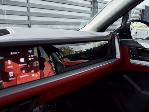 Used 2024 Porsche Cayenne Coupe image 77