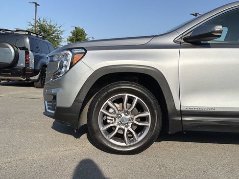 Used 2024 GMC Terrain SLT AWD/4WD image 9