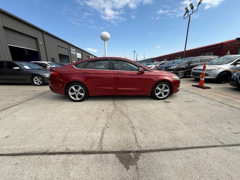 Used 2016 Ford Fusion SE w/ Equipment Group 201A image 2