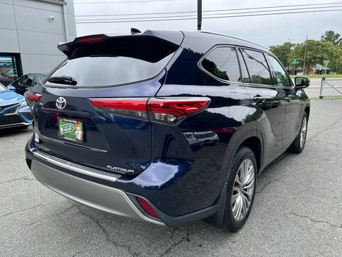 Used 2023 Toyota Highlander Platinum FWD image 4