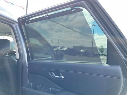 Used 2025 Nissan Pathfinder SL image 17