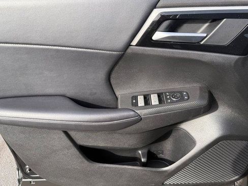 Used 2024 Mitsubishi Outlander SE image 18