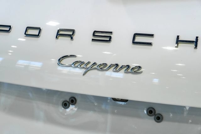 Used 2017 Porsche Cayenne AWD/4WD image 74