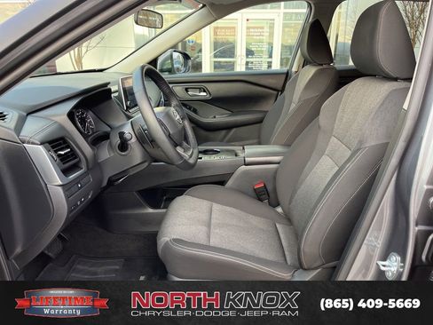 Used 2025 Nissan Rogue SV image 3