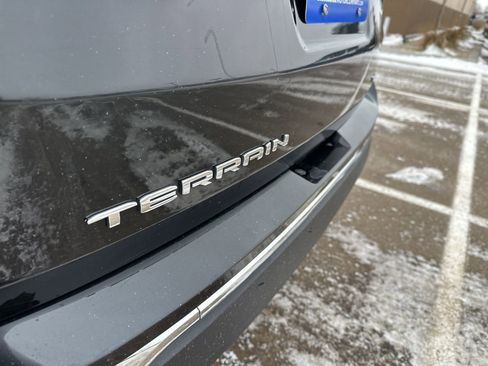Used 2024 GMC Terrain SLT image 17