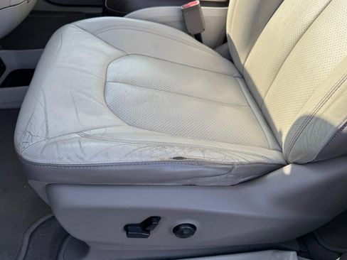 Used 2018 Chrysler Pacifica Touring-L image 14