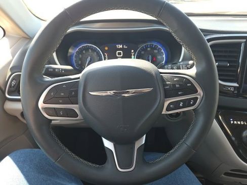 Used 2023 Chrysler Pacifica Touring-L FWD image 40