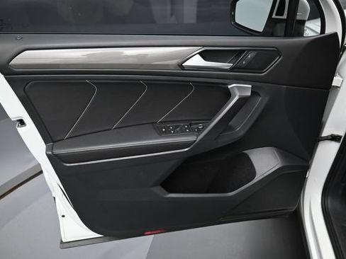 Used 2023 Volkswagen Tiguan SE w/ Panoramic Sunroof Package FWD image 11