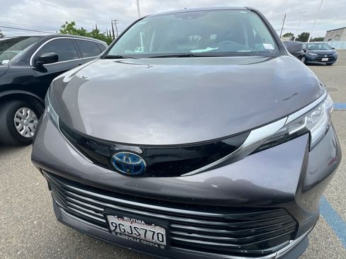 Used 2023 Toyota Sienna Limited AWD/4WD image 2