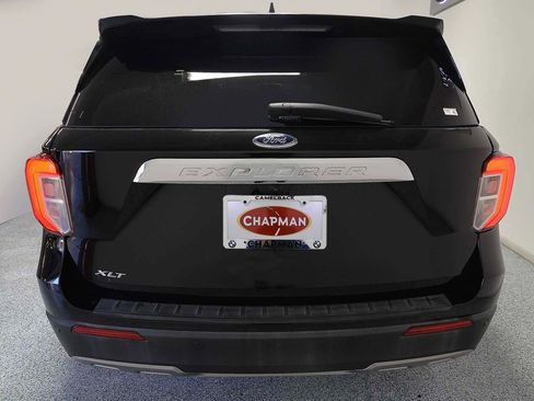 Used 2022 Ford Explorer XLT w/ Equipment Group 202A image 4