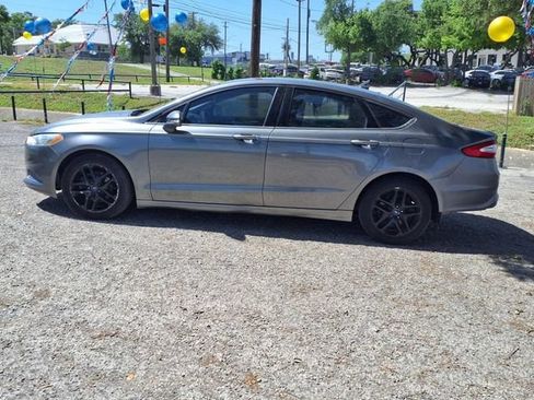 Used 2014 Ford Fusion SE FWD image 4