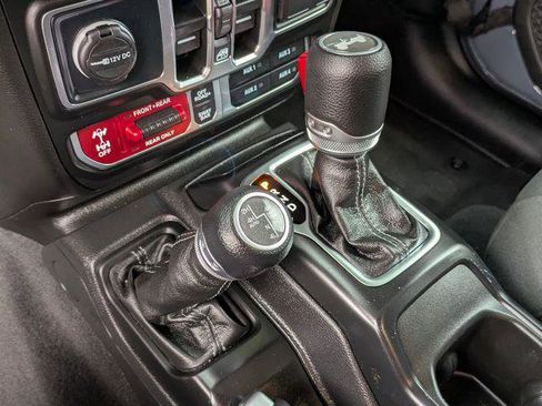 Certified 2025 Jeep Wrangler Unlimited Rubicon 4xe w/ Convenience Group AWD/4WD image 29