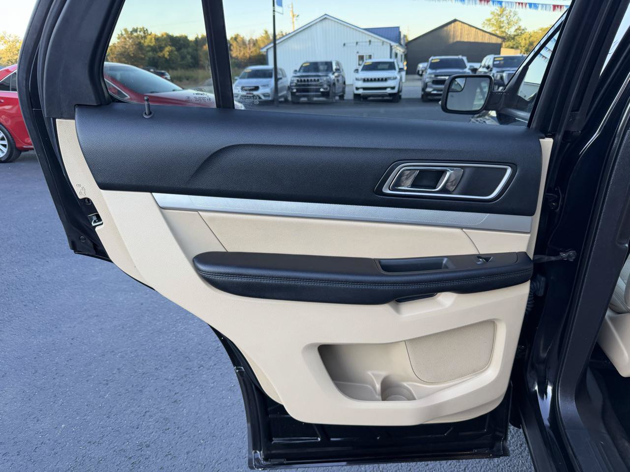 Used 2017 Ford Explorer XLT AWD/4WD image 15