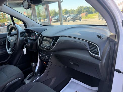 Used 2019 Chevrolet Trax LS AWD/4WD image 21