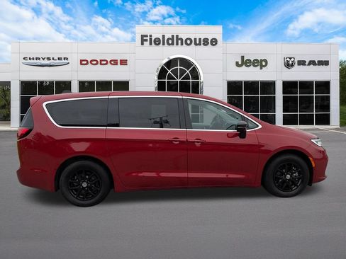 Used 2024 Chrysler Pacifica Touring-L FWD image 10