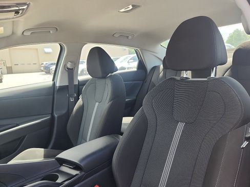 Certified 2025 Hyundai Elantra SE FWD image 22