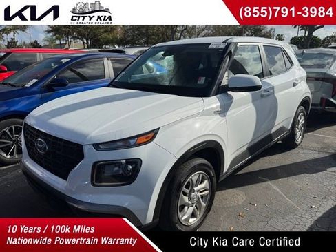 Used 2025 Hyundai Venue SE image 1