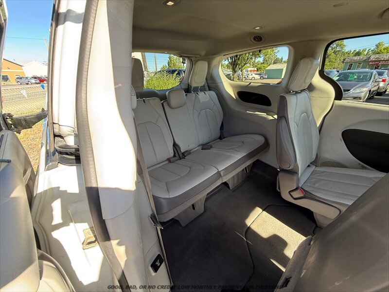 Used 2017 Chrysler Pacifica Touring-L Plus FWD image 17