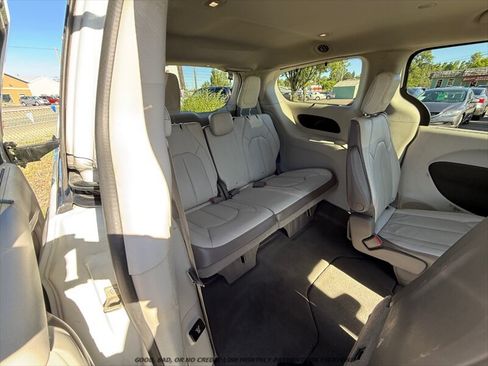 Used 2017 Chrysler Pacifica Touring-L Plus FWD image 17