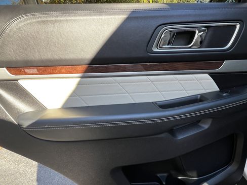 Used 2017 Ford Explorer Platinum image 30