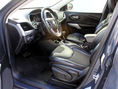 Used 2017 Jeep Cherokee Trailhawk image 9