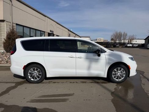 New 2026 Chrysler Pacifica Select image 5