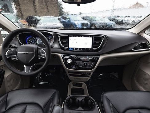 Used 2024 Chrysler Pacifica Touring-L FWD image 24