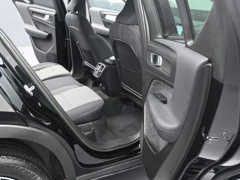 Used 2023 Volvo XC40 B4 Core FWD image 15
