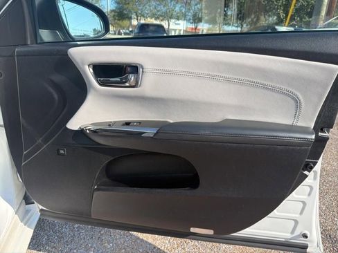 Used 2017 Toyota Avalon Limited image 21