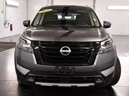 Used 2025 Nissan Pathfinder Platinum AWD/4WD image 2