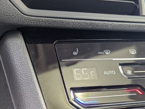 Used 2025 Volkswagen Jetta SE FWD image 18