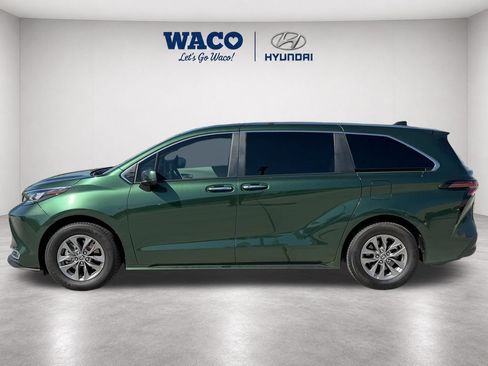 Used 2024 Toyota Sienna XLE FWD image 4