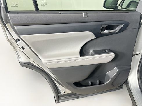 Used 2022 Toyota Highlander XLE image 26
