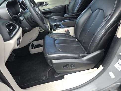 Used 2023 Chrysler Pacifica Touring-L FWD image 15