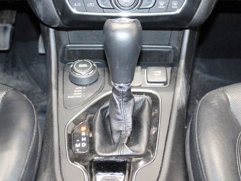 Used 2019 Jeep Cherokee Limited image 40