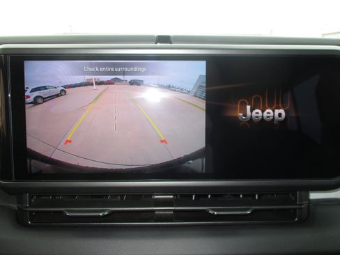 Used 2025 Jeep Wrangler Unlimited Sahara AWD/4WD image 27