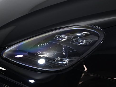 Certified 2022 Porsche Cayenne Turbo S AWD/4WD image 27