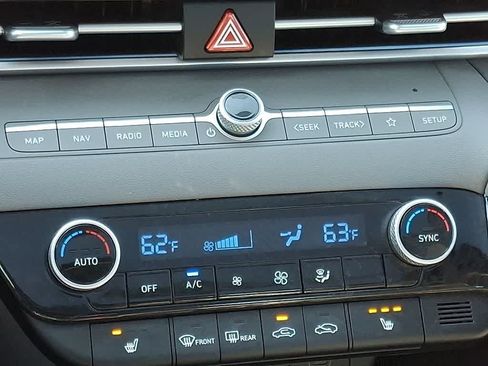 Used 2025 Hyundai Elantra SEL FWD image 17