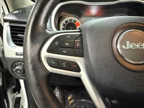 Used 2017 Jeep Cherokee Overland w/ Technology Group AWD/4WD image 18