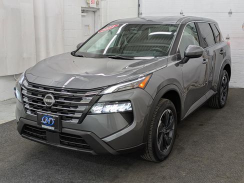 Used 2024 Nissan Rogue SV image 1