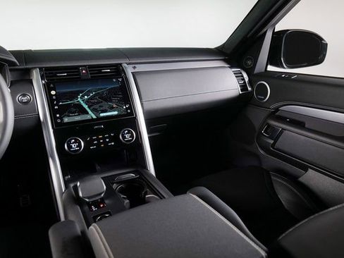 Used 2025 Land Rover Discovery Dynamic SE image 17