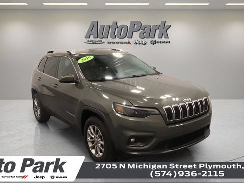 Used 2019 Jeep Cherokee Latitude Plus w/ Cold Weather Group AWD/4WD image 1