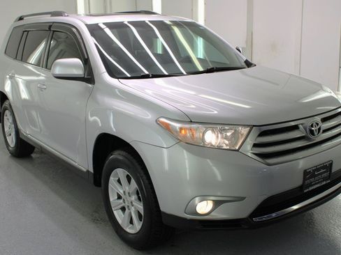 Used 2011 Toyota Highlander SE w/ Tow Pkg FWD image 12
