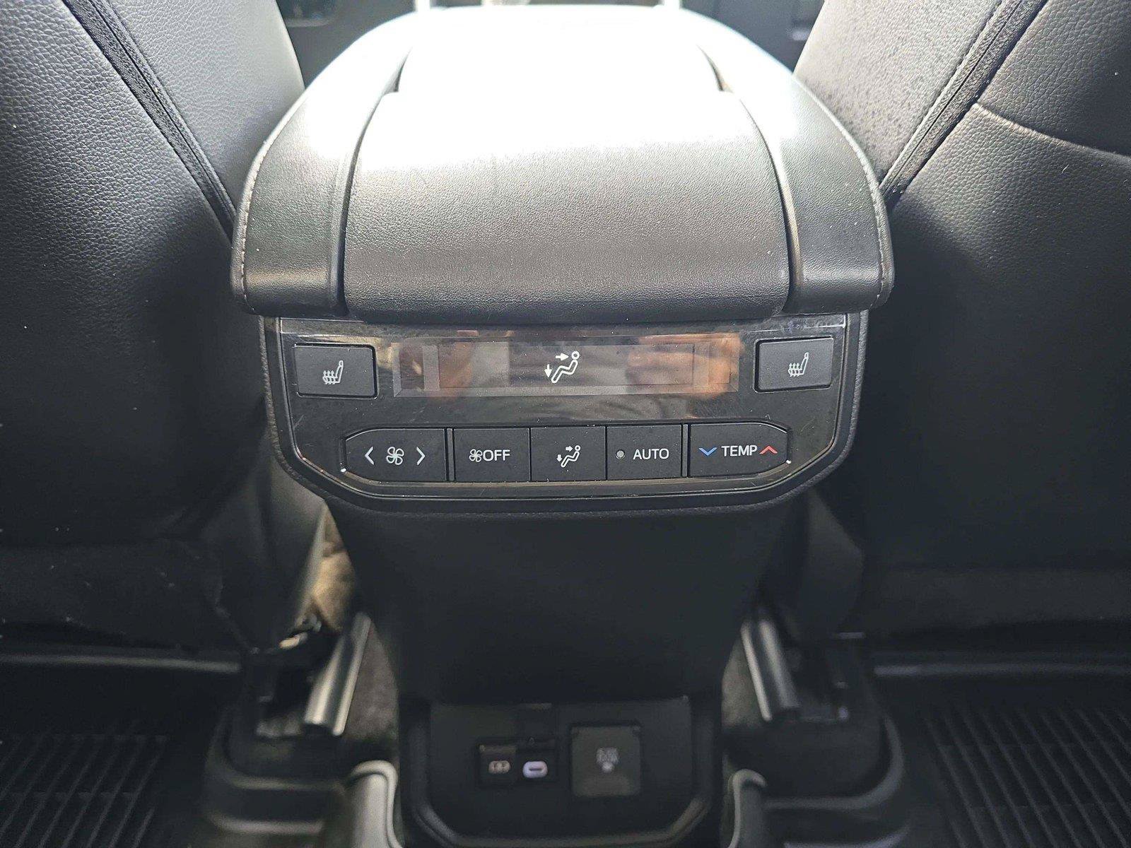 Used 2024 Toyota Highlander Platinum AWD/4WD image 37