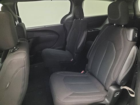 Used 2022 Chrysler Pacifica Touring AWD/4WD image 18