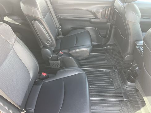 Used 2022 Toyota Sienna XSE FWD image 11