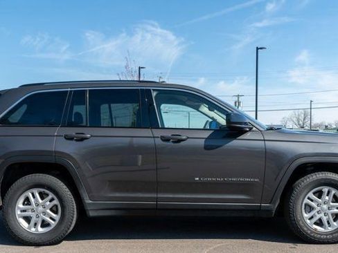 Used 2023 Jeep Grand Cherokee Laredo AWD/4WD image 5