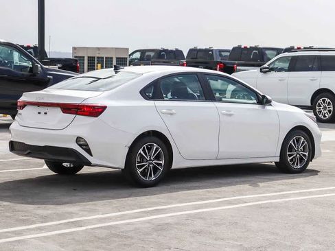 Used 2024 Kia Forte LXS w/ LXS Technology Package FWD image 4